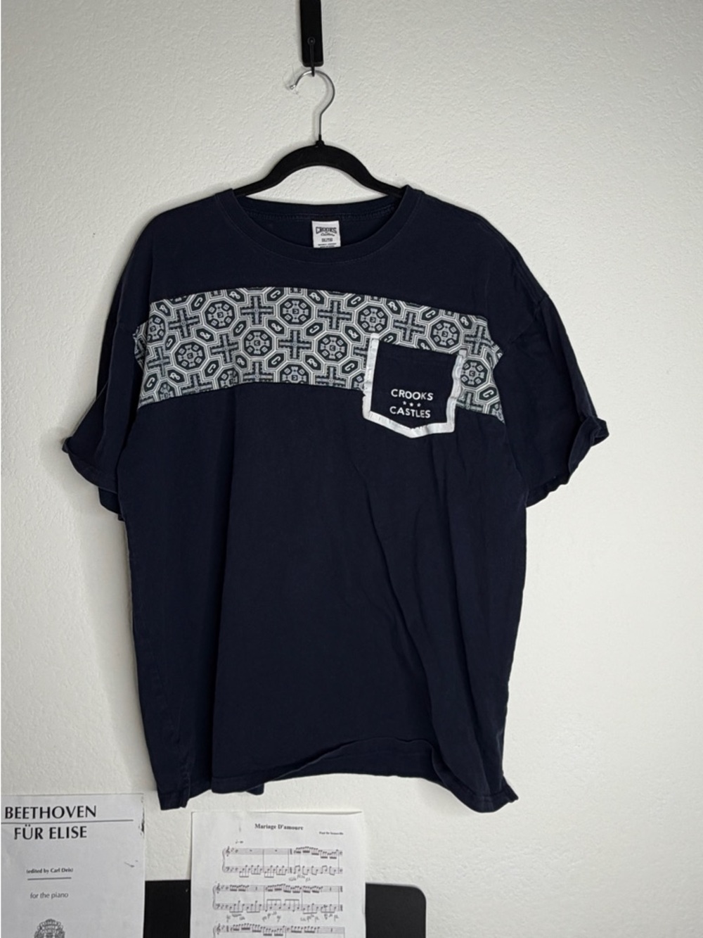 CROOKS & CASTLES NAVY MONOGRAM PANEL POCKET TEE MENS XL Y2K STREETWEAR HYPEBEAS